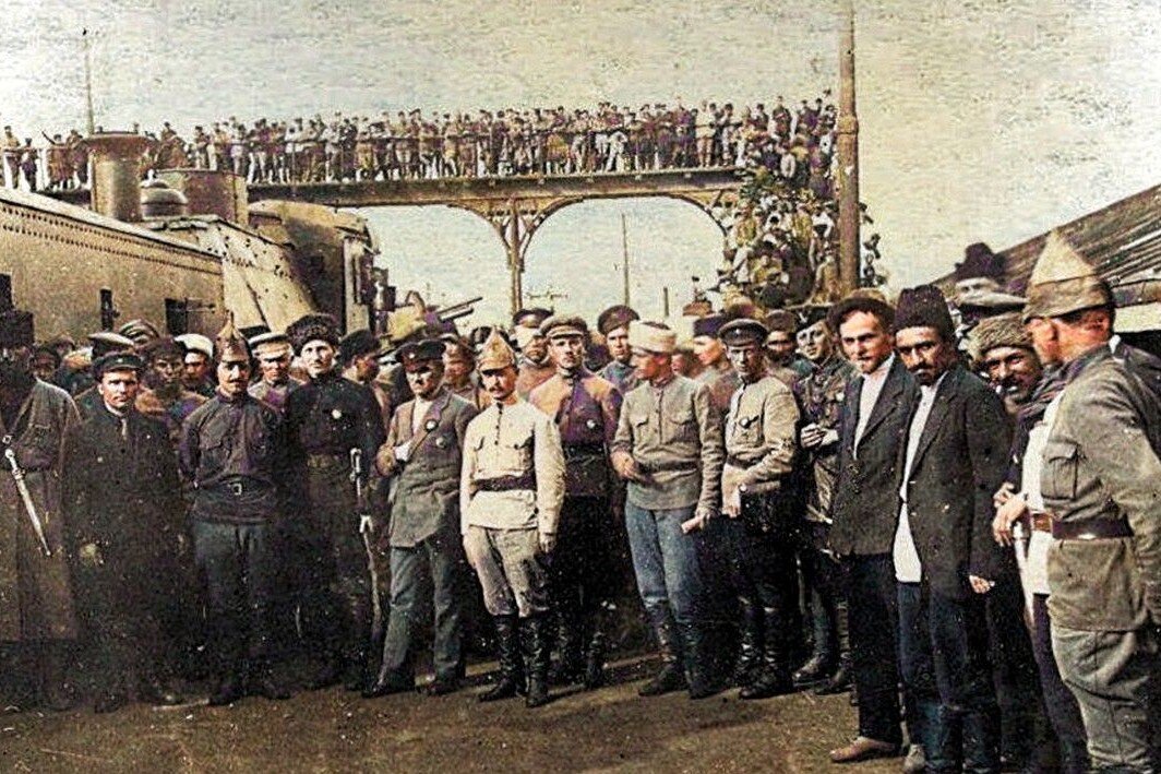 Киров, стоящий второй слева в первом ряду, за ним Микоян, следом Орджоникидзе и Левандовский среди красноармейцев и командиров 11-й армии у первого прибывшего бронепоезда на вокзале в Баку.