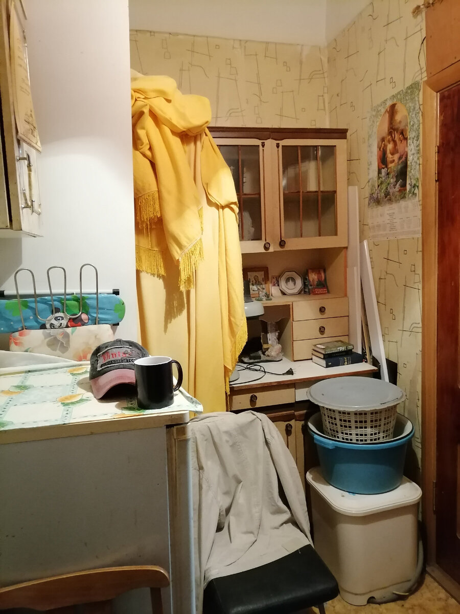 Фото из старой квартиры - коридор перед комнатой. Все очень нужное.на всякий случай хранится 