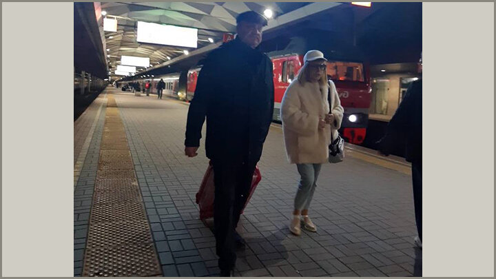 ПУГАЧЁВА ВЕРНУЛАСЬ В РОССИЮ ТИХО И ПОЧТИ СКРОМНО. ИЗ ВСТРЕЧАЮЩИХ — ТОЛЬКО ВОДИТЕЛЬ ROLLS-ROYCE, КОТОРЫЙ И ОТВЁЗ ПЕВИЦУ В ЕЁ ФАМИЛЬНЫЙ ЗАМОК В ДЕРЕВНЕ ГРЯЗИ. СКРИНШОТ: TELEGRAM-КАНАЛ "VERUM REGNUM"