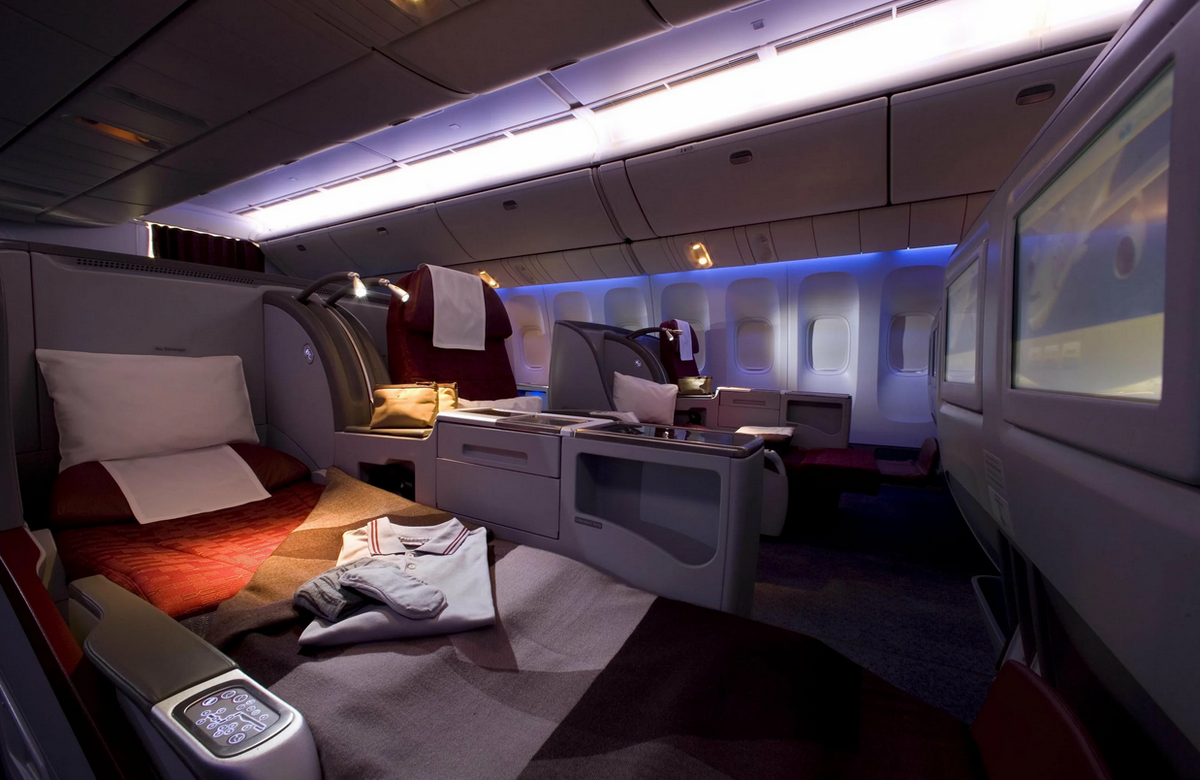 Внутри разместил. Quatar 777-200lr Business class. Quatar 777-200 Business class. Qatar Airways Boeing 777-200lr Qsuite. 777-200lr Qatar бизнес