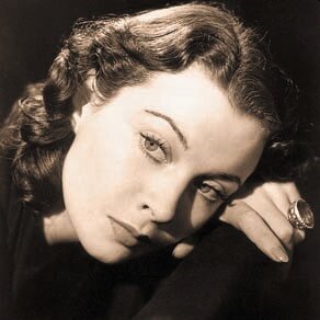 Став профессиональной актрисой, Вивьен (настоящее имя – Мэри Хартли) поражала коллег искусством перевоплощения. Например, в ходе съемок «Унесенных ветром» актриса утром могла изображать 28-летнюю Скарлетт финала, днем – взрослеющую героиню в самый разгар Гражданской войны, а вечером – избалованную девочку подростка начальных эпизодов. Так что недаром в свои двадцать шесть лет она стала знаменитой и получила первого «Оскара». В том же 1940 г. Вивьен Ли официально сочеталась браком с английским актером и режиссером Лоуренсом Оливье (Ларри).