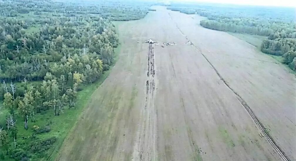 Самолет начал снижение. Самолёт в поле около Нововоронежа. Самолет в поле Омска.