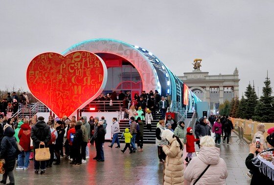    Посетители на открытии международной выставки-форума «Россия» на ВДНХ