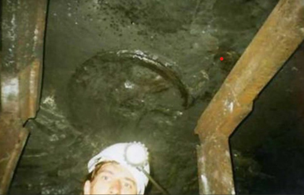 Шахтер на фоне того самого колеса