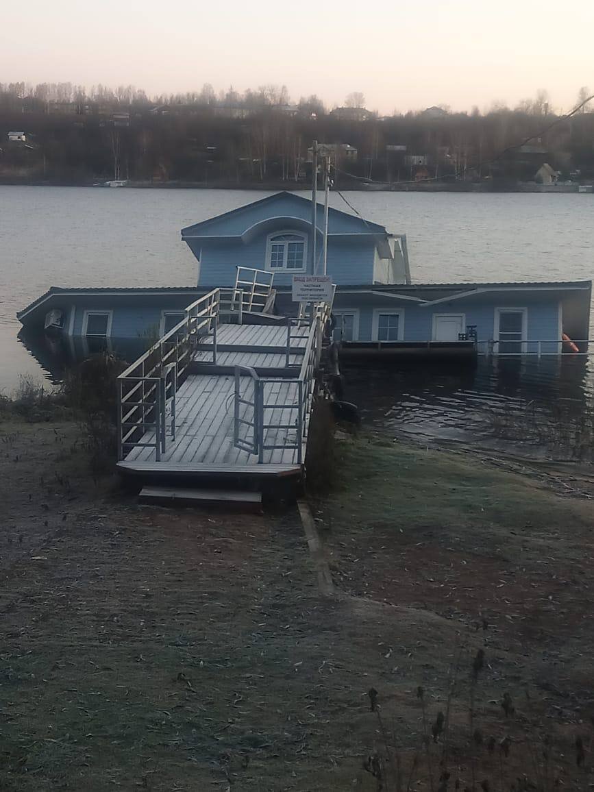    В Плесе затонул дебаркадер