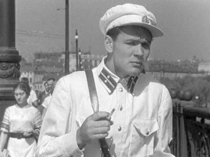  Всеволод Васильевич Санаев хорошо известен и любим советскими зрителями. А в последние годы у многих он ассоциируется с автобиографической повестью Павла Санаева «Похороните меня за плинтусом».-6
