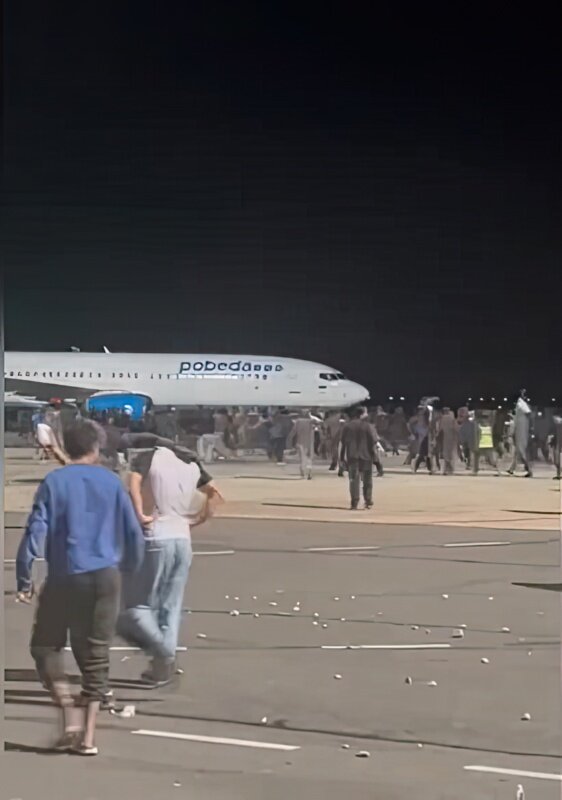 Толпа вырывается на взлетное поле, где якобы стоит борт из Тель-Авива