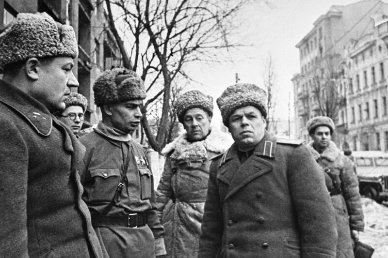 Генерал-лейтенант танковых войск Павел Семенович Рыбалко, командующий 3-й (с мая 1943 года 3-й гвардейской) танковой армией, в центре Харькова. Февраль 1943 г. Автор: Федор Левшин / waralbum.ru