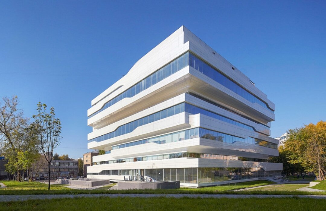 Единственное общественное здание первой женщины-лауреата Притцкеровской премии (главная архитектурная премия мира) Захи Хадид в России. По словам заместителя генерального директора Zaha Hadid Architects Патрика Шумахера, в основу проекта легли принципы русского авангарда: «Госпожа Хадид не раз была в Москве, она очень любила русскую культуру и архитектуру. Вдохновение основывалось на русском авангарде — это было начало динамизма, открытой архитектуры и новых веяний, которые потом были развиты в современной архитектуре».Проект бизнес-центра вынашивали 10 лет: с 2005 года его обсуждали и вносили коррективы. В результате выразительность постройки пришлось смягчить: сдвиг этажей относительно друг друга сократили с 20 метров до 8. В 2008 году начали рыть котлован, но экономический кризис внес свои коррективы: основные работы начали только в 2012 году. При этом постройку удешевили, отказавшись от многих оригинальных решений. Например, вместо искусственного камня использовали сэндвич-панели.Лучшая часть здания — атриум. Это по-настоящему выдающееся пространство, где внимательно подобраны и проработаны все детали: даже мебель здесь — по собственному дизайну Захи Хадид. Однако попасть сюда сейчас нельзя: от стеклянных дверей людей отгоняет суровый охранник.