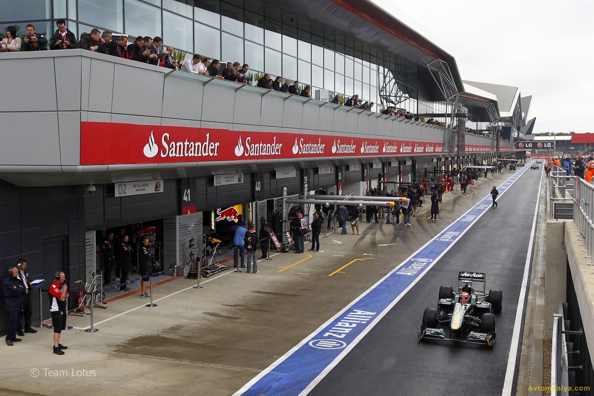 Выезд болида с пит-лейна