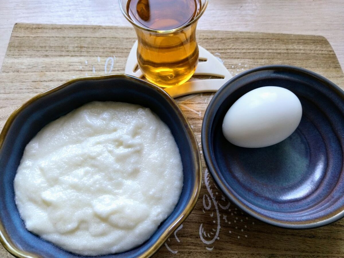 Манная каша со сливочным маслом, яйцо и ромашковый чай.