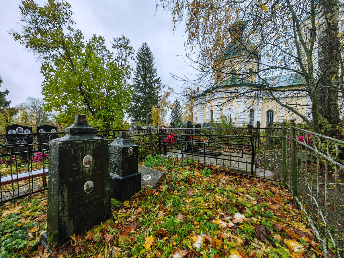 Величественные руины памятников на кладбище Иоанна Богослова в г. Торжок.  Увидим и новые авторские клейма | Олег Еверзов | Дзен