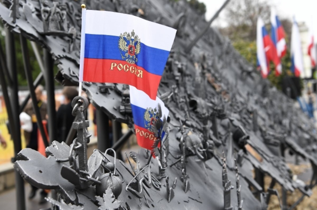    В Симферополе открыли обновленную кованую карту России с новыми регионами
