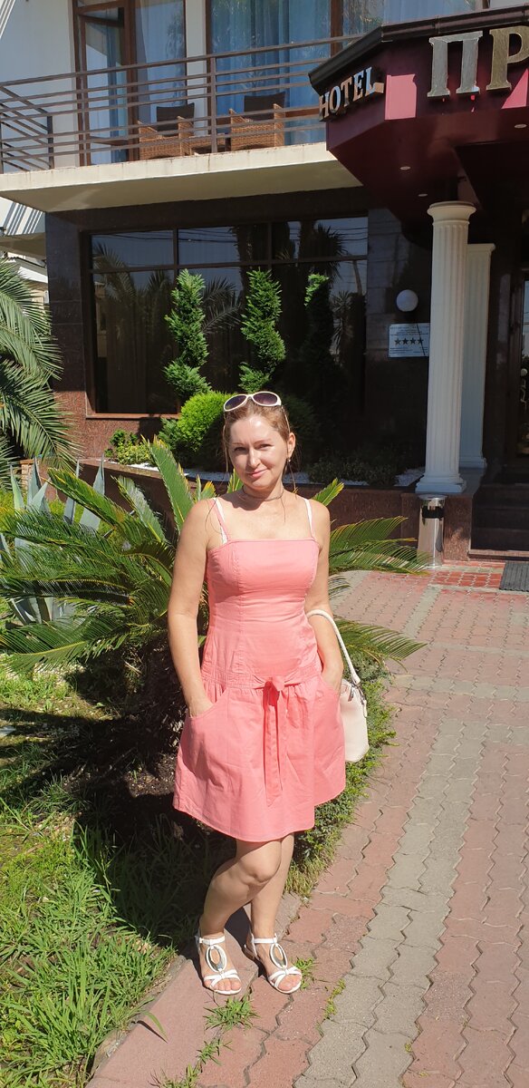 Фото автора у входа в Отель