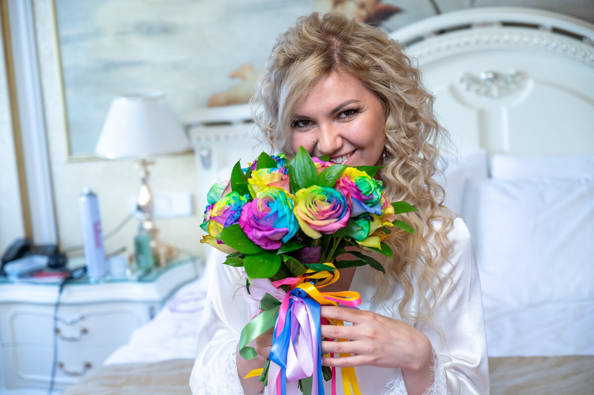 Очаровательная невеста с оригинальным букетом