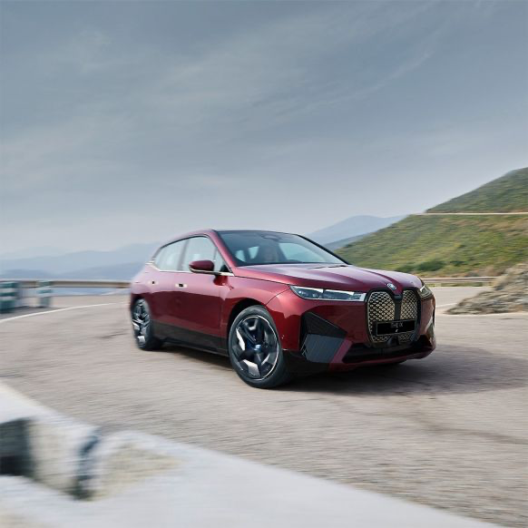 Благодаря запасу хода 630 км* BMW iX xDrive50 идеально подходит как для городских поездок, так и для дальних путешествий. Высокоэффективный дизайн обеспечивает ему низкий уровень потребления энергии, составляющий не более 23 кВтч, а также превосходную аэродинамику с впечатляющим коэффициентом лобового сопротивления 0,24 – самым низким в своем сегменте. А режим движения MyMode Efficient позволяет дополнительно повысить выдающуюся экономичность BMW iX.
