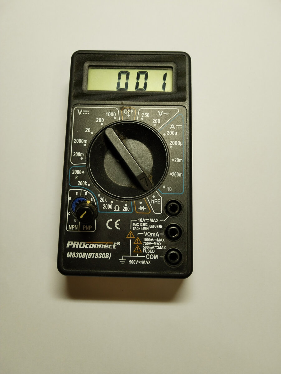 Мультиметр с установленным транзистором