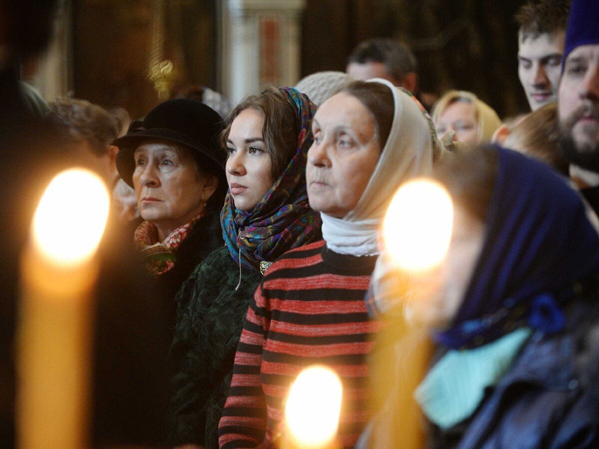 Божии заповеди для истинно верующего христианина - это то, что он делает добровольно и непринуждённо ради Бога. Источник: https://foto.patriarchia.ru/news/patriarshee-sluzhenie-v-devyatuyu-godovshchinu-intronizatsii-v-khrame-khrista-spasitelya-v-moskve/