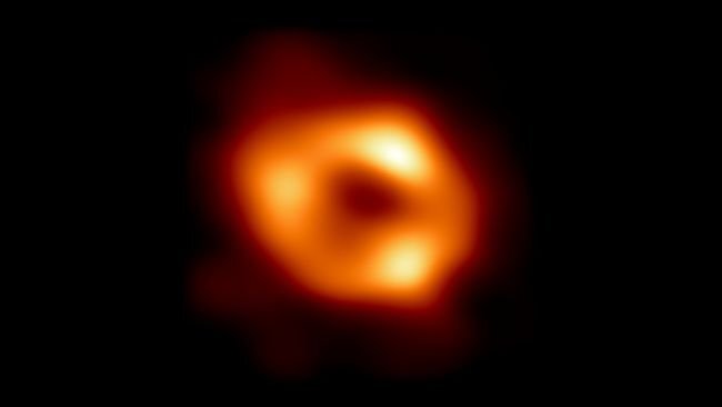     Изображение сверхмассивной чёрной дыры Sgr A* в центре Млечного Пути, полученное телескопом Event Horizon 12 мая 2022 года. Источник: команда Event Horizon Telescope