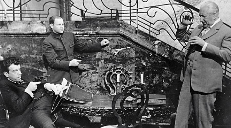    Сцена покушения на посла Германии Мирбаха Фото: Кадр из к/ф «Шестое июля», 1968 г.