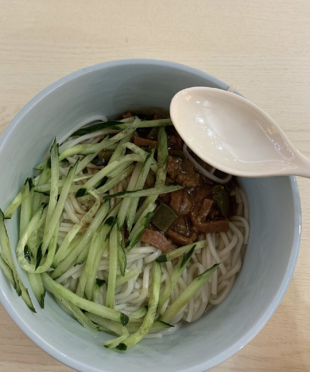 Это скоре лапша. С огурцами и говядиной.