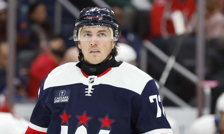    Одноклубник Овечкина по «Вашингтону» Ти Джей Оши теперь играет в специальном ошейнике для защиты шеи. Фото: Reuters