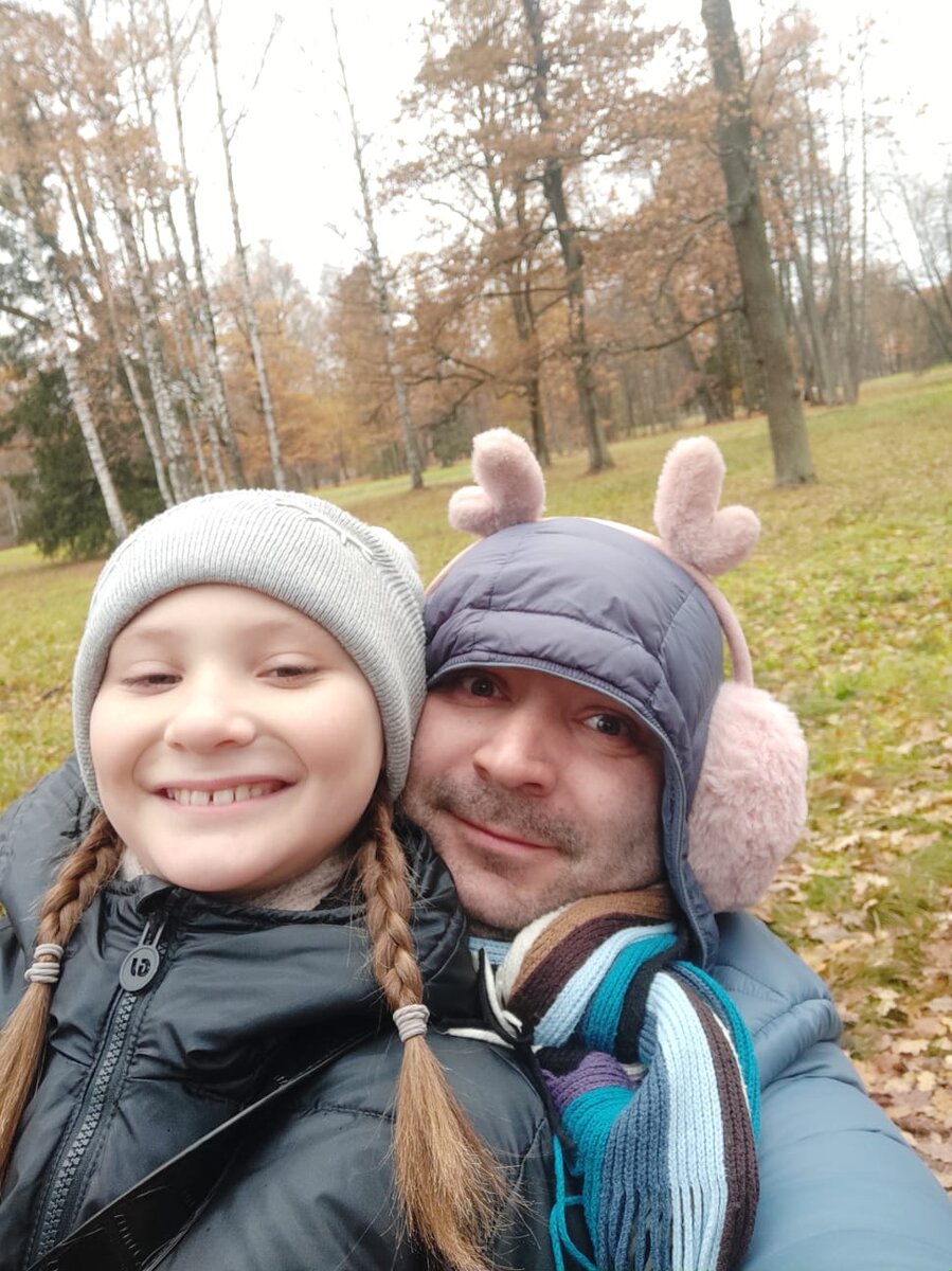 Папа и Деля, которых я не смогла увидеть из окна из-за карантина