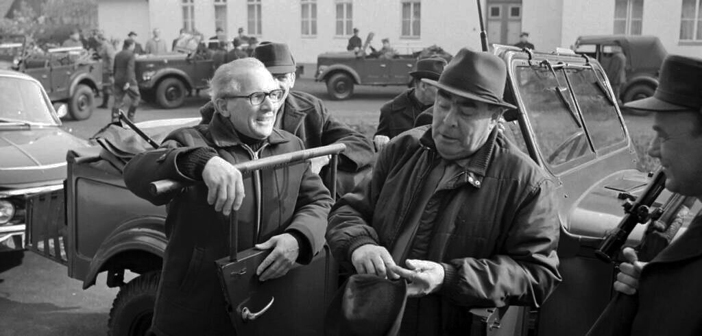 Эрих Хонеккер и Леонид Брежнев отправляются на охоту.