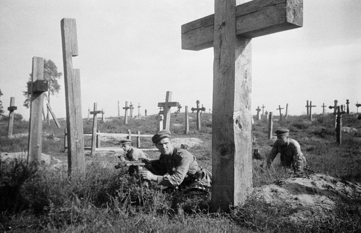 Бойцы взвода конной разведки 838-го стрелкового полка 237-й стрелковой дивизии Воронежского фронта старшина Николай Сергеевич Иванов (в центре), старший сержант Анатолий Михайлович Соснин (1923 года рождения) и ефрейтор Степан Иванович Баев (1915 года рождения) в дозоре на кладбище под Киевом. Украинская ССР. [Август-сентябрь 1943 года]. Фотограф С.Фридлянд