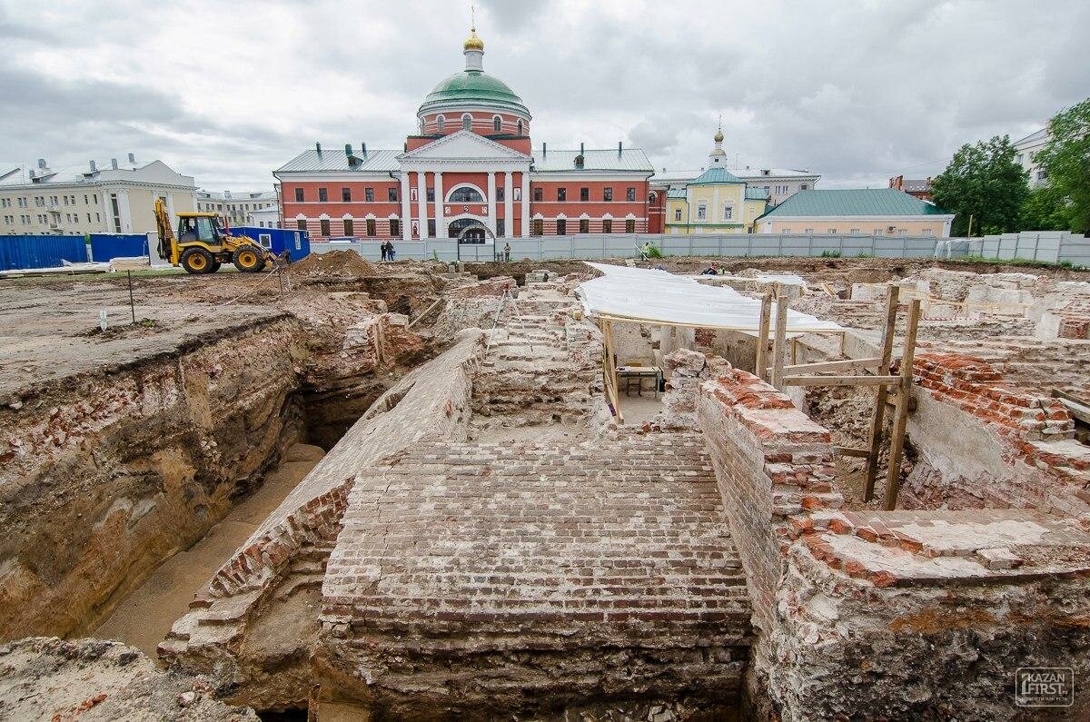 Первая казанская. Собор Казанской иконы Божией матери Богородицкого монастыря в Казани. Собор Казанской иконы Божией матери Казань подземный храм. Казанский Богородицкий мужской монастырь подземный храм. Сооружения Казанского Богородицкого монастыря.