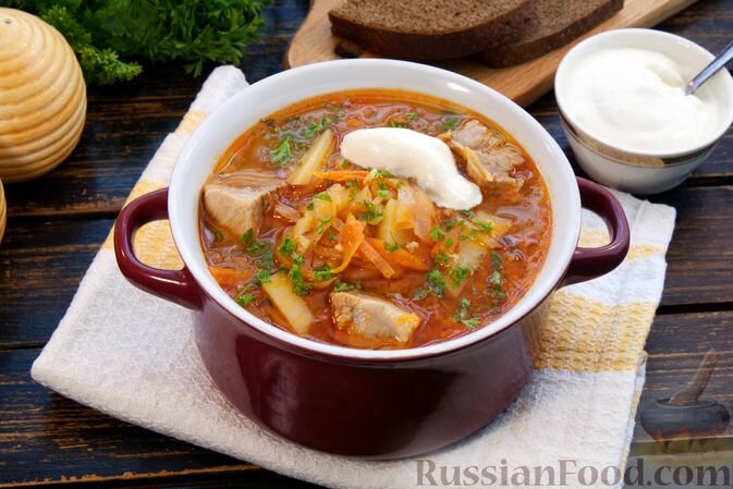свинина, капуста квашеная, картофель, пшено, морковь, лук репчатый, чеснок, томат-паста, масло растительное, лавровый лист, соль, перец чёрный молотый, сахар, зелень петрушки, сметана (для подачи)