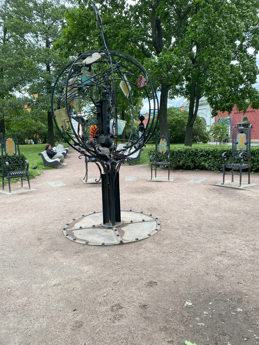 Фото автора: Композиция "12 стульев".