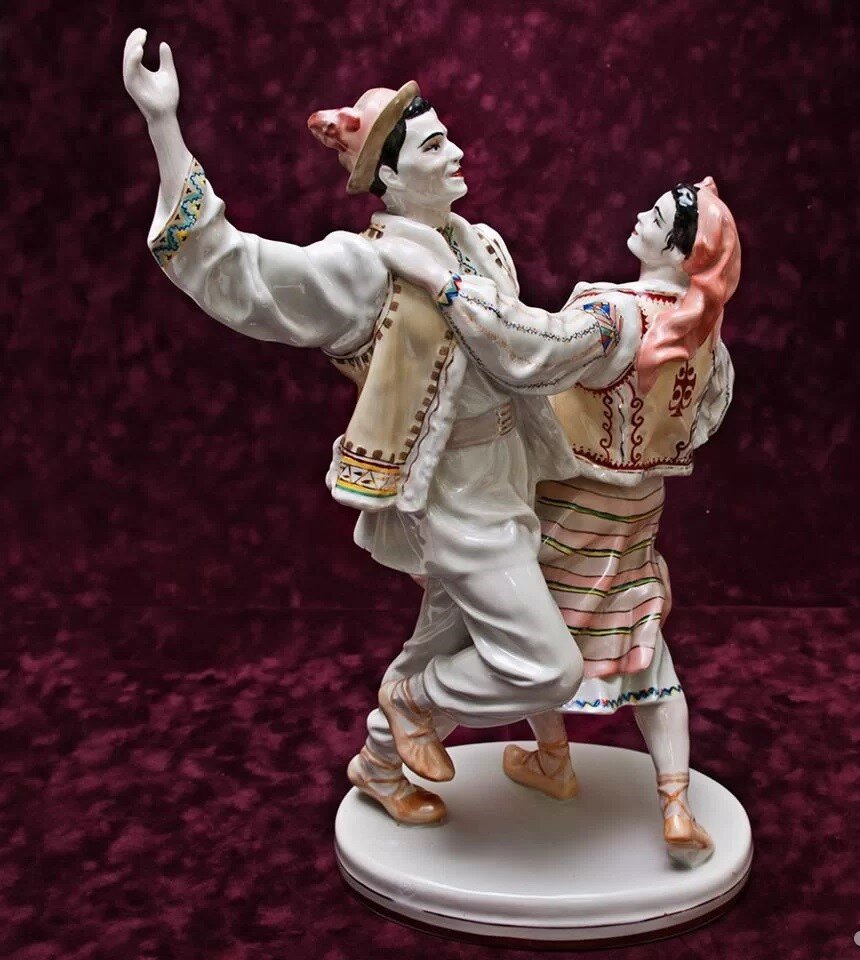 Полонский завод фарфор пара. Фарфоровая статуэтка танец. Статуэтки фолькштедт volkstedt германия танцующая пара. Фарфоровая статуэтка танец. Фарфоровая статуэтка танец с балалайкой.