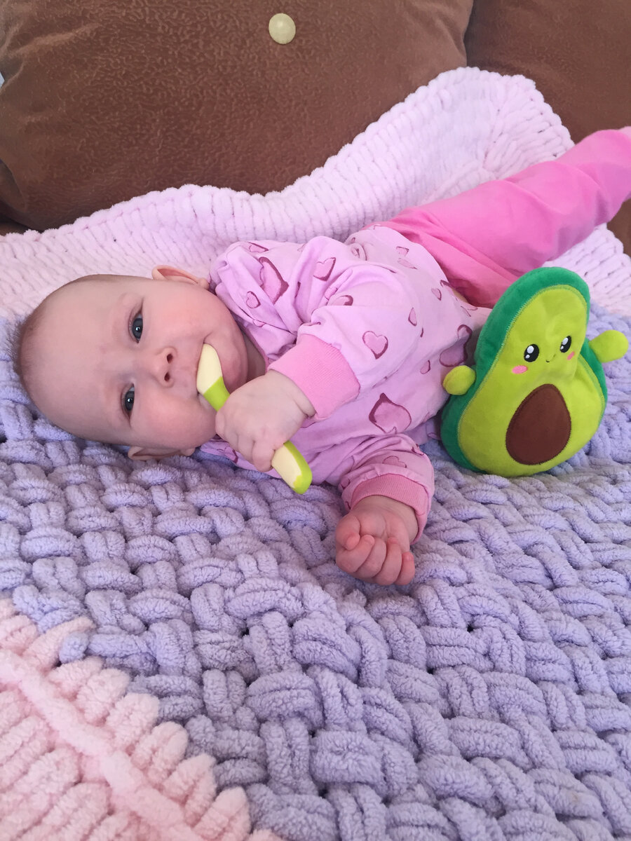 Маленькая Лиза с пластиковой ложечкой