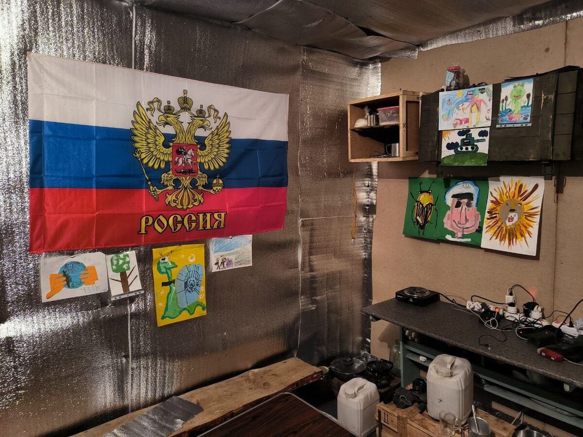 Детские рисунки, которые мы передали с ребятами, украсили блиндаж. 