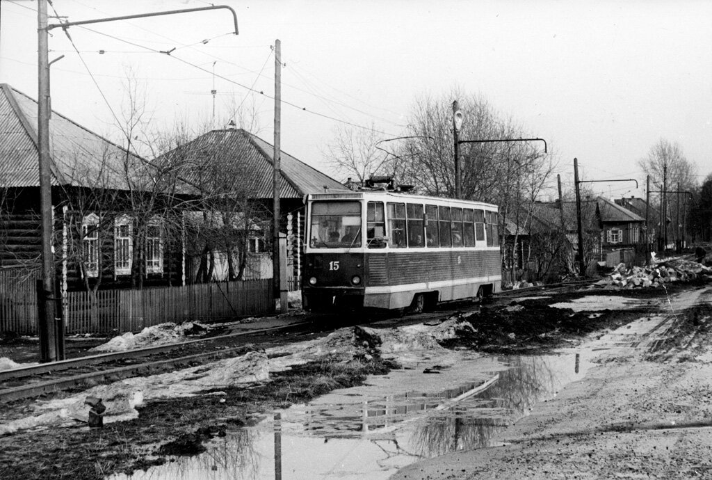 Так выглядел наш городок в те годы. Согласитесь, тут актуальнее искать либо гопника, либо простого деревенского парня, а никак не мажора.