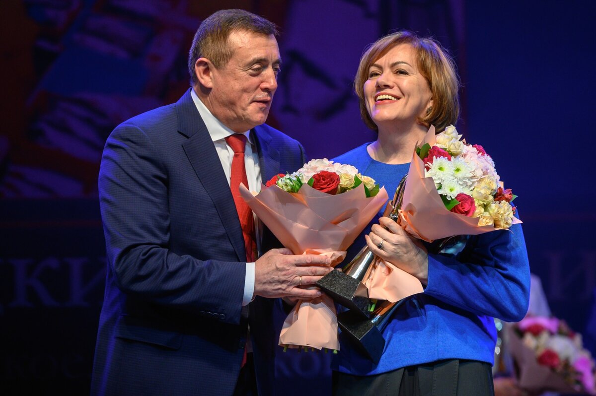 Губернатор Сахалинской области Валерий Игоревич Лиморенко награждает Золотову Людмилу Александровну, главного технолога предприятия ООО «Рыболовецкий колхоз им. Кирова»