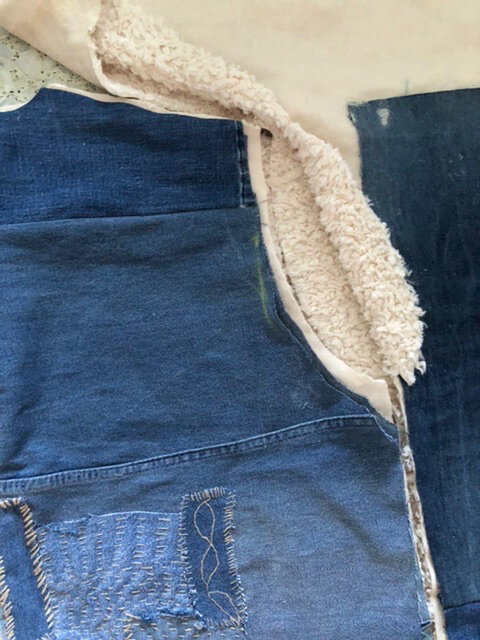 Крою подкладку из меха. Фото автора.