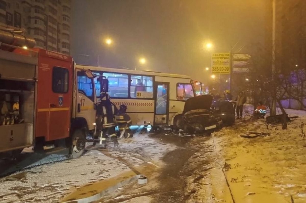    Легковушка в результате ДТП превратилась в груду металлолома.