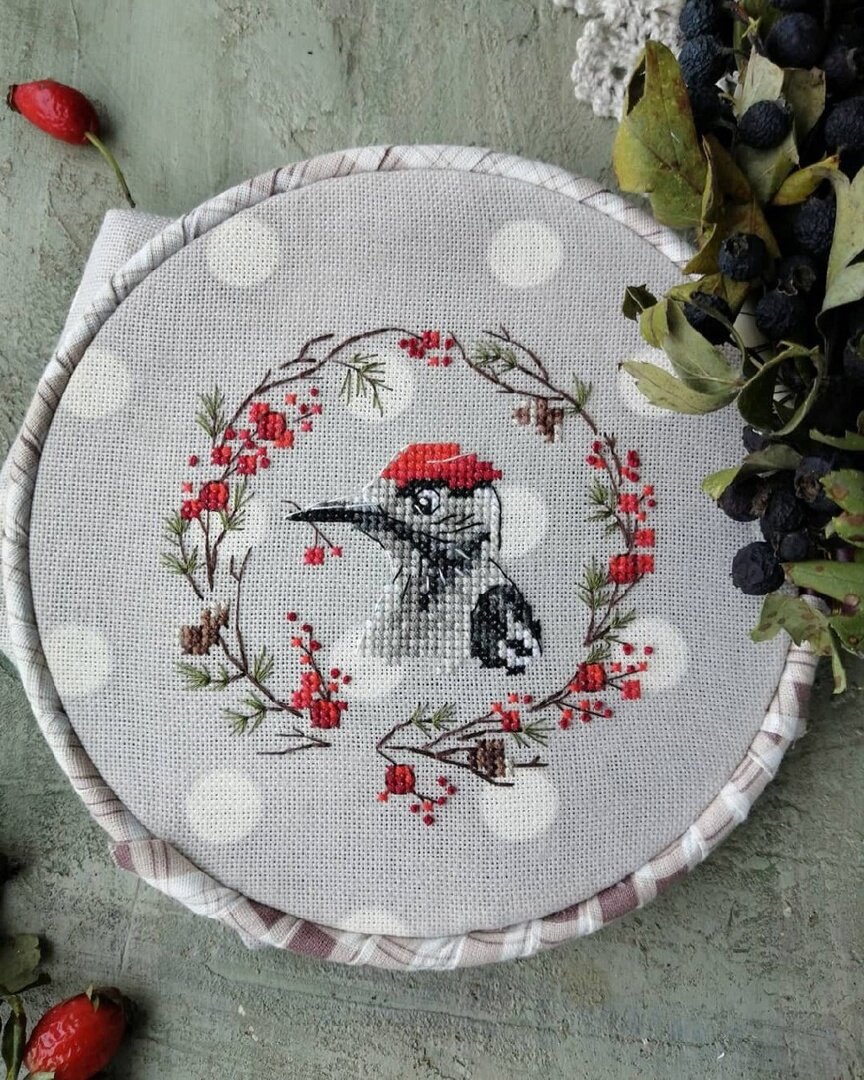 Вышитая работа по схеме «Дятел»