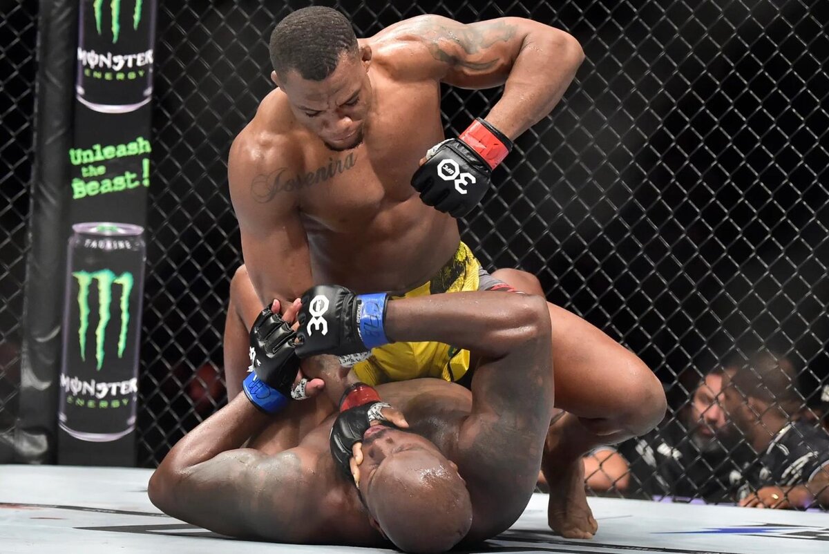     Жаилтон Алмейда – Деррик Льюис