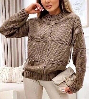 Горловина немного глубже чем в следующем варианте. Здесь круглая стандартная горловина. Пряжа по толще чем у другого джемпера. Спущенное плечо как на схеме указано. 