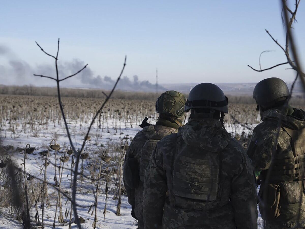    Украинские военные в районе Соледара© AP Photo / Libkos