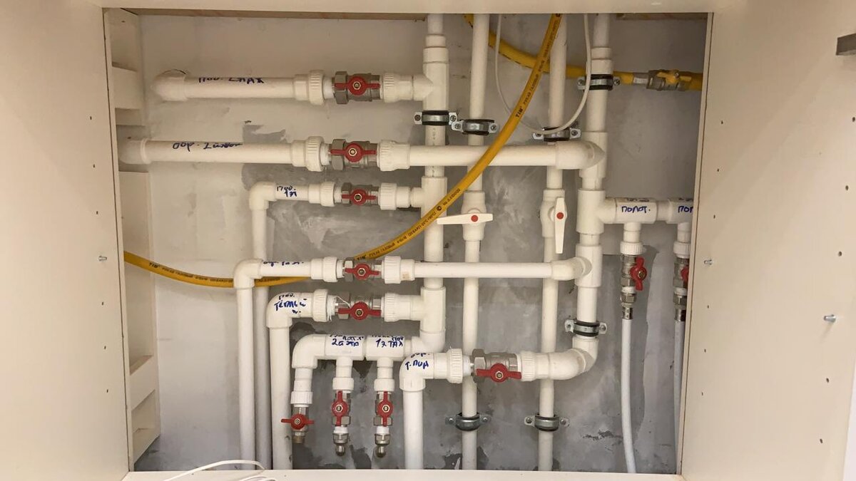                               Так выглядела обвязка под котлом до переделки.