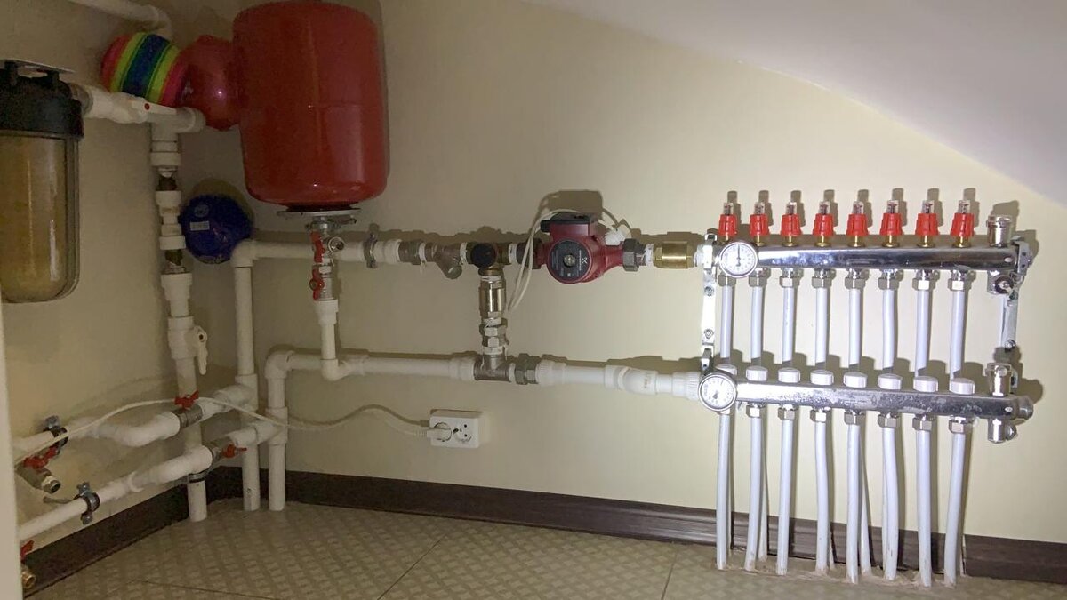 Так был подключен узел тёплого пола под лестницей в параллель с бойлером (можно также заметить что перед клапаном установлен косой фильтр, а также два лишних обратных клапана после насоса и на участке подмеса). 