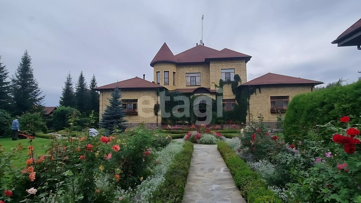     Под Тюменью выставили на продажу загородное поместье площадью 353 квадратных метров. Стоимость коттеджа в деревне Дударева с ремонтом, выполненным по дизайн-проекту, составляет 80 миллионов рулей.