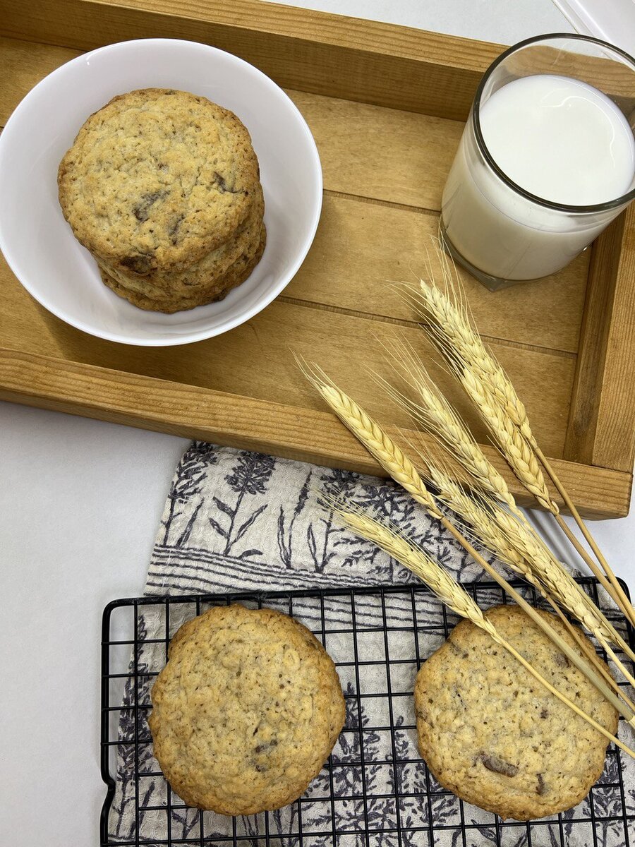Разнообразие текстуры и вкуса в одной печеньке: хрустящая корочка и тягучая начинка; сладкие кусочки шоколада и соленый арахис.