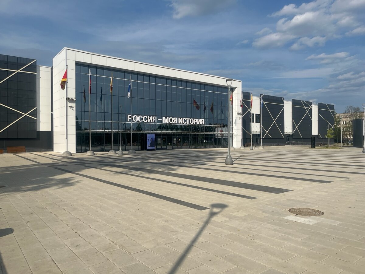 Перед фасадом разместили флагштоки с флагами страны, гербом города - всё, чтобы подчеркнуть одобрение и поддержку парка со стороны официальных властей.