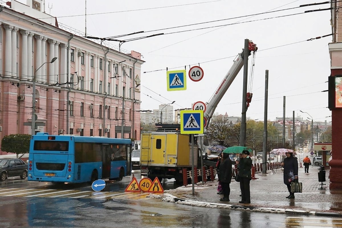 Наклонный механизм. Почему в центре Брянска завалились новые столбы | АиФ- Брянск | Дзен