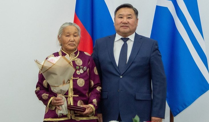    Тувинская легенда животноводства Дарья Хунан-Караевна наладила разведение яков для производства молока
